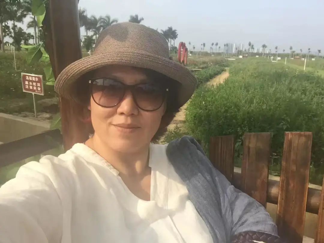 58歲的她，自駕房車旅居，一人兩犬，活成了自己喜歡的樣子