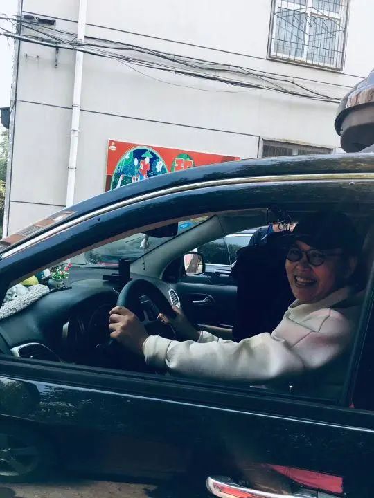 58歲的她，自駕房車旅居，一人兩犬，活成了自己喜歡的樣子