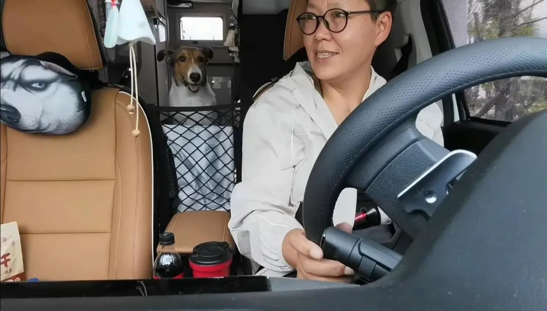 58歲的她，自駕房車旅居，一人兩犬，活成了自己喜歡的樣子