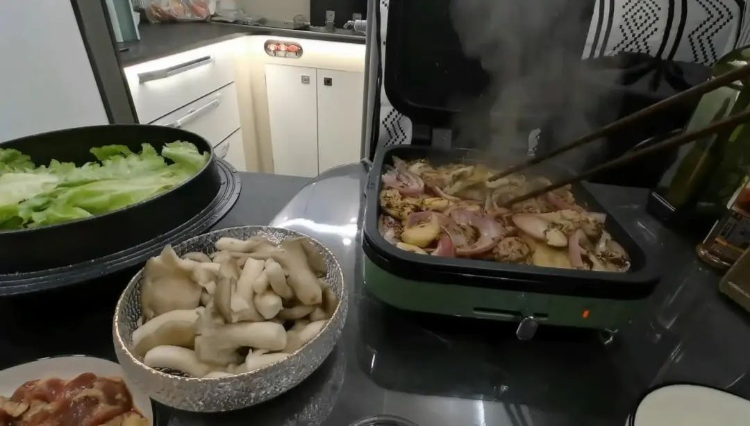 58歲的她，自駕房車旅居，一人兩犬，活成了自己喜歡的樣子