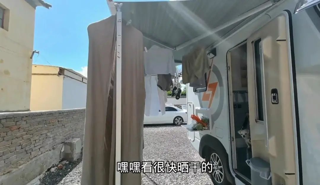 58歲的她，自駕房車旅居，一人兩犬，活成了自己喜歡的樣子